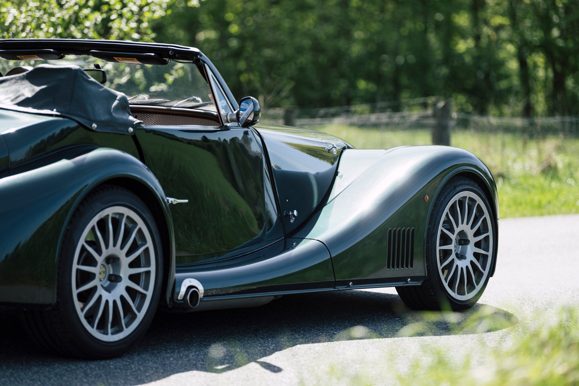 Extravagant curves. 2005 Morgan Aero 8.