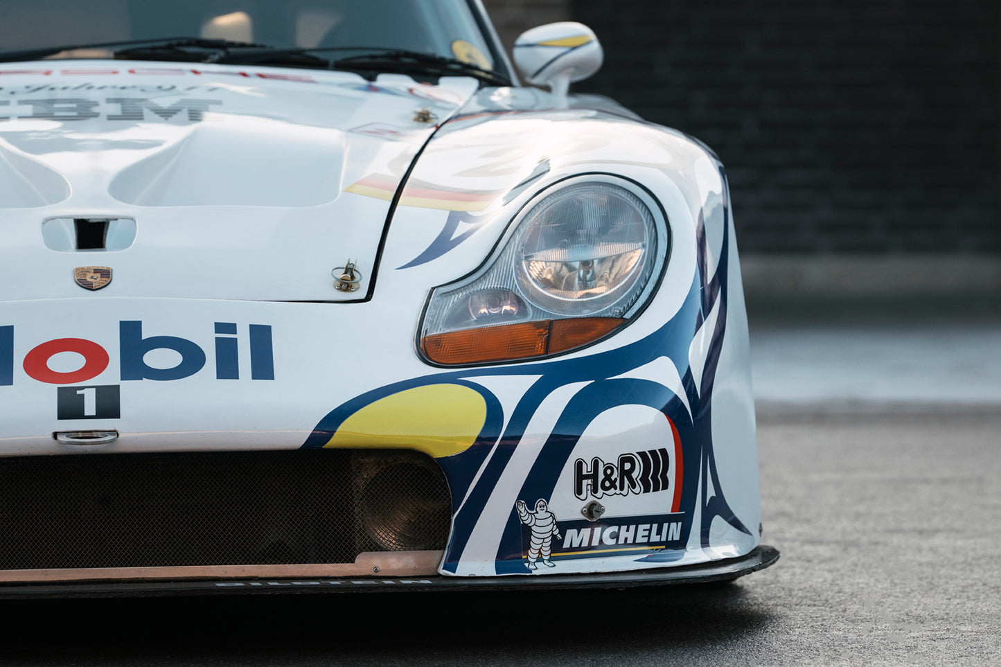 Front light closeup. 1997 Porsche 911 GT1.