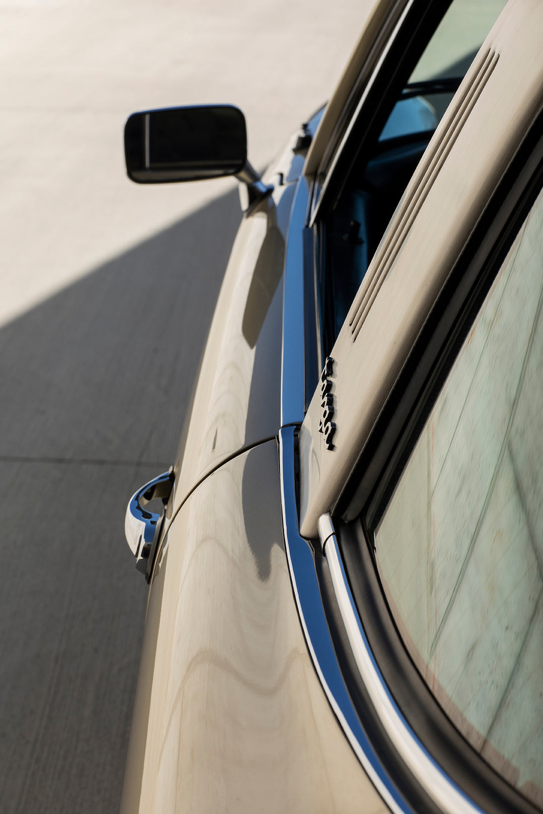 Mirror finish. 1975 Porsche 911S Targa.