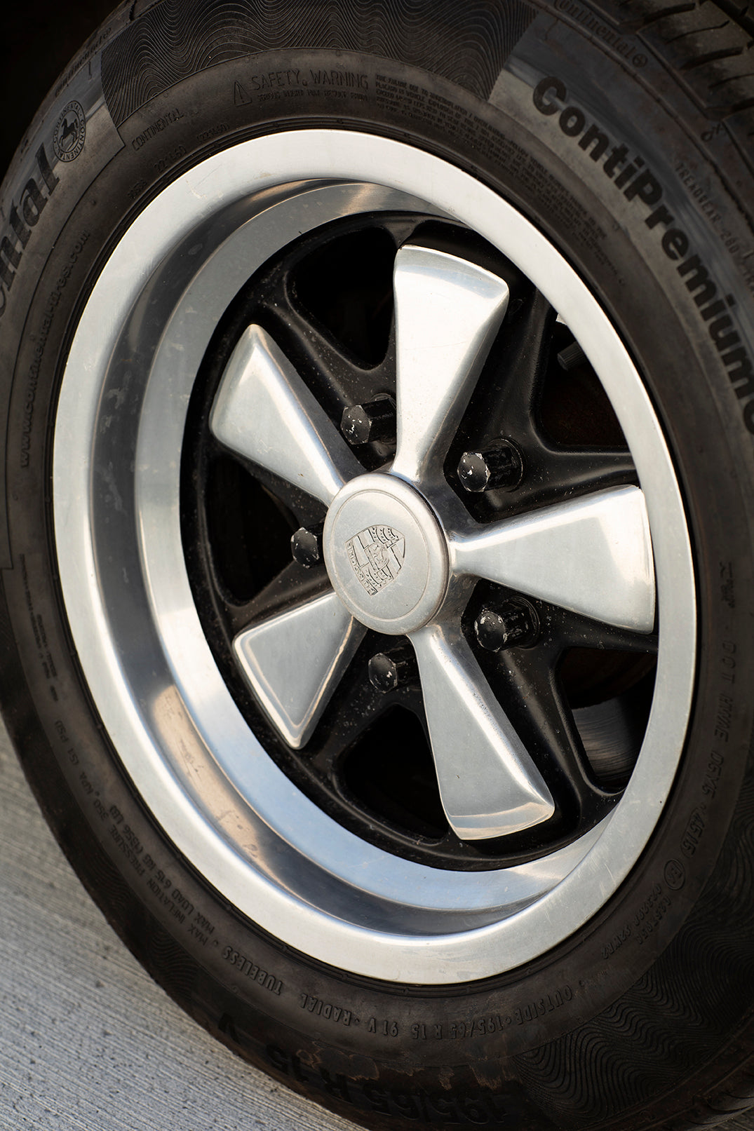 Wheel cap closeup. 1975 Porsche 911S Targa.