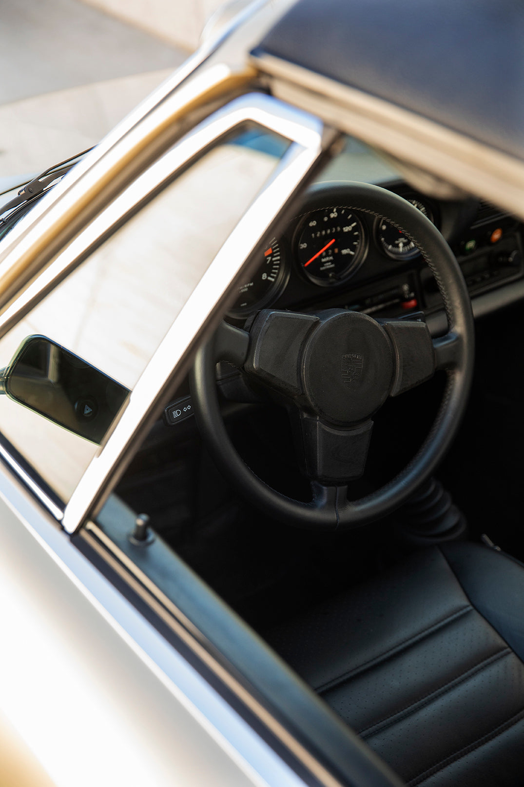 Drivers seat, steering wheel and dashboard. 1975 Porsche 911S Targa.