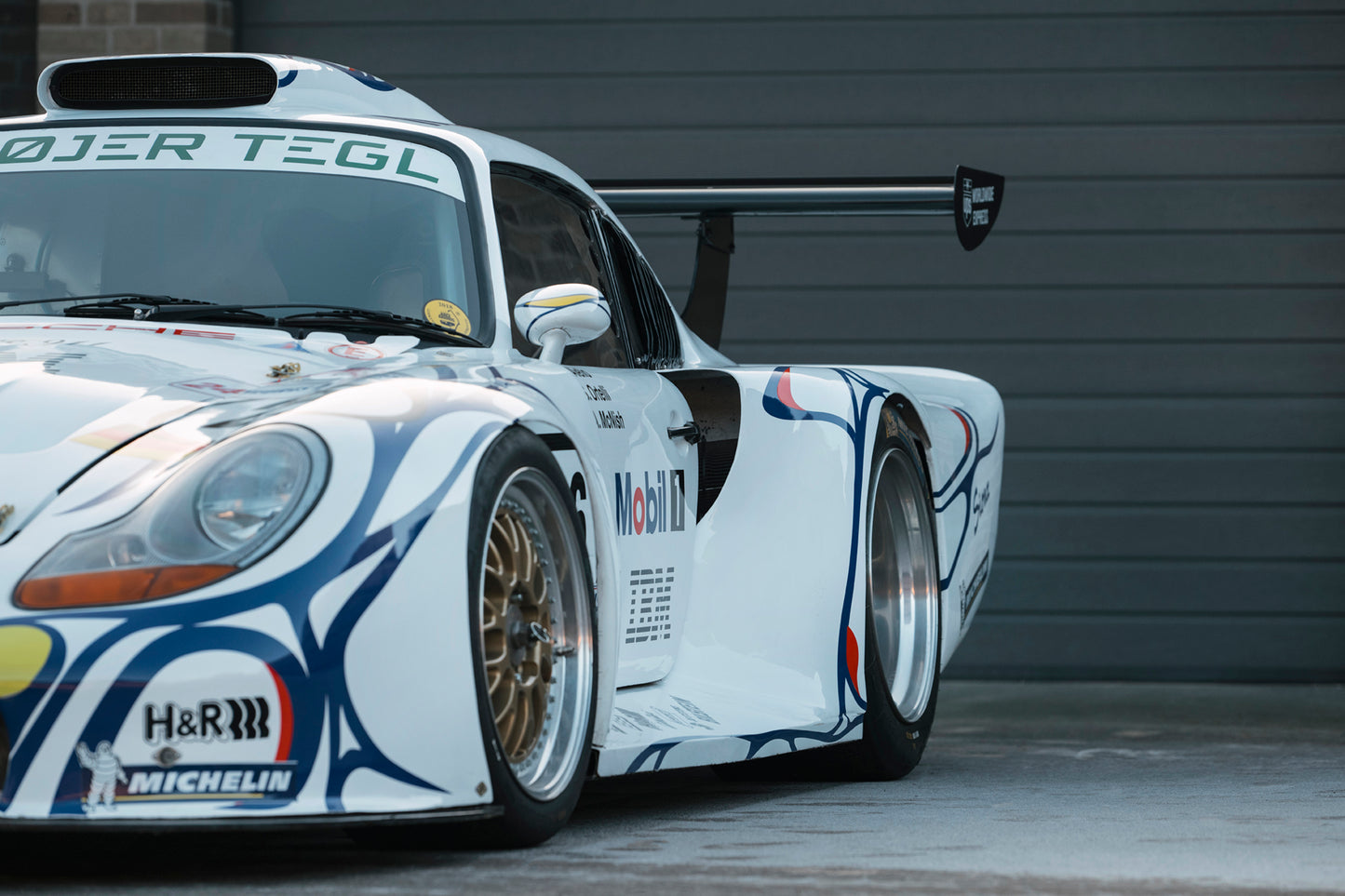 Aerodynamic curves. 1997 Porsche 911 GT1.
