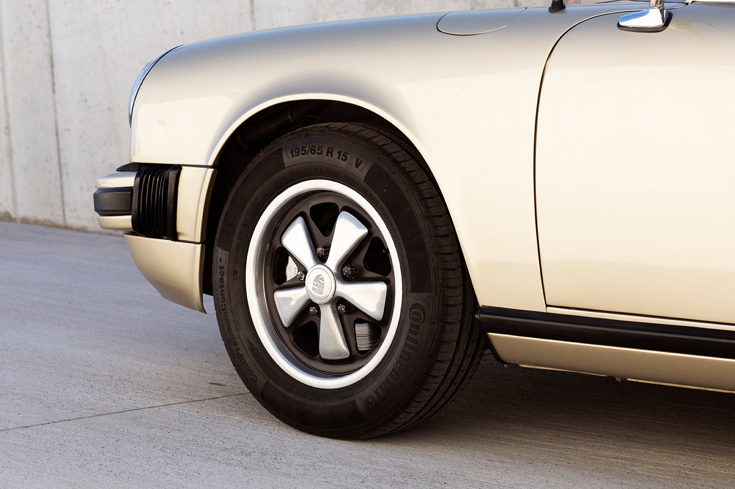Wheel cap. 1975 Porsche 911S Targa.