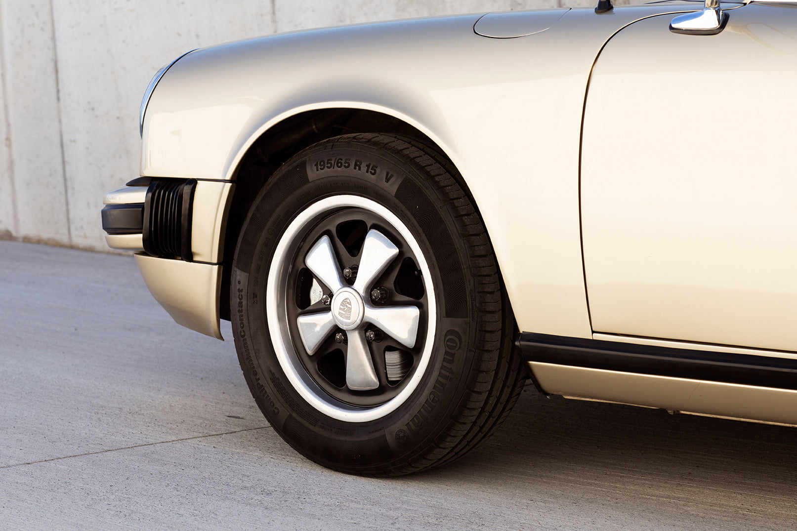 Wheel cap. 1975 Porsche 911S Targa.