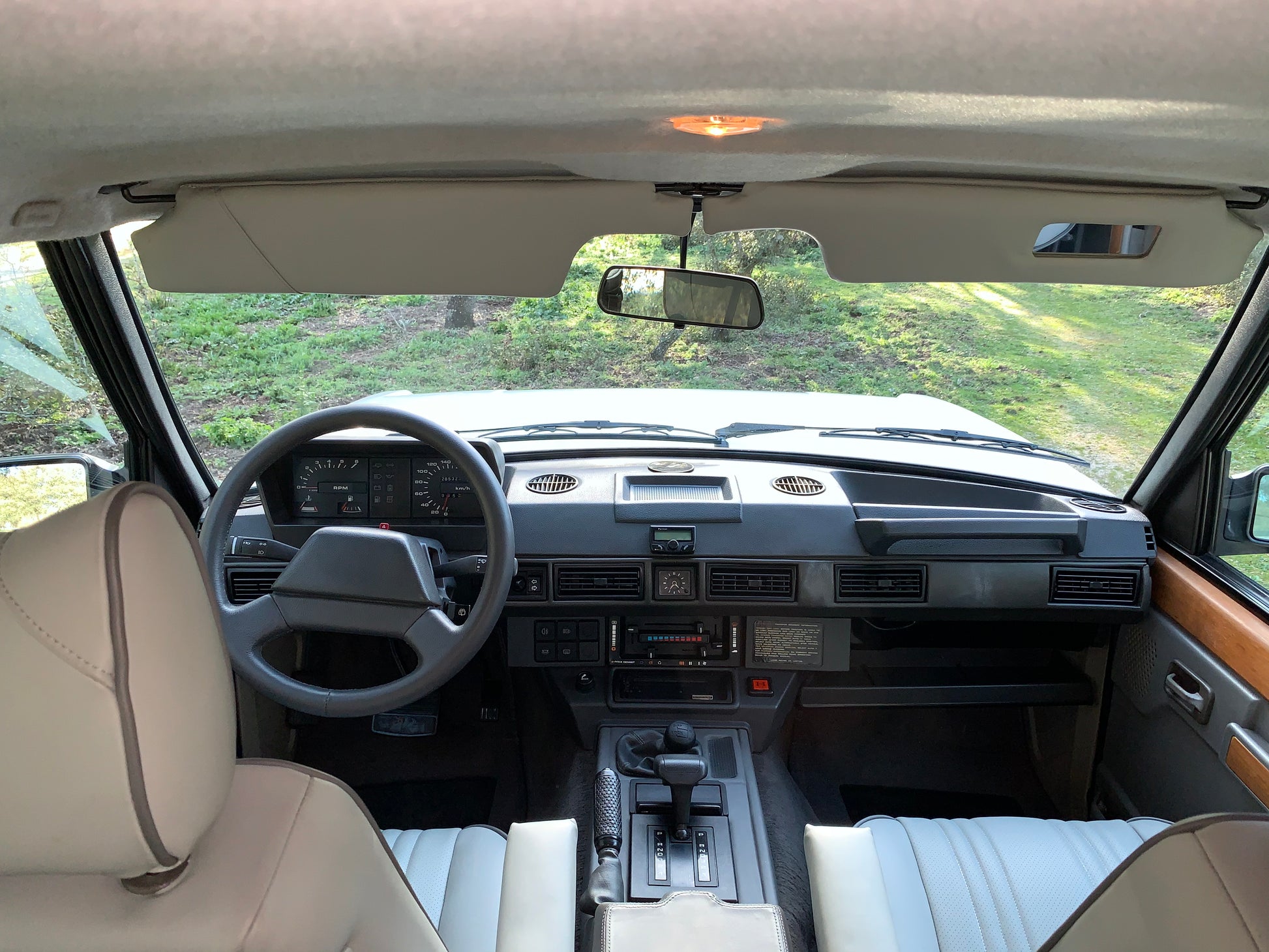 Front cabin view. 1988 Range Rover Vogue SE.
