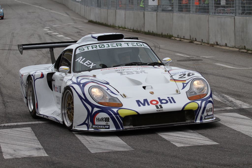 1997 Porsche 911 GT1 racing.