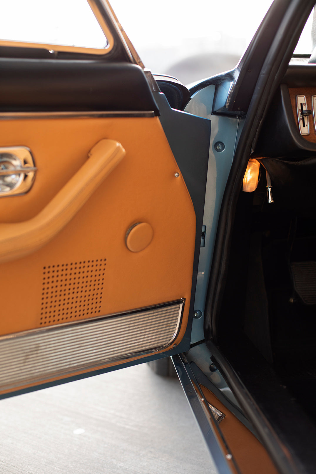Door upholstery. 1969 Ferrari 365GT 2+2 for sale.