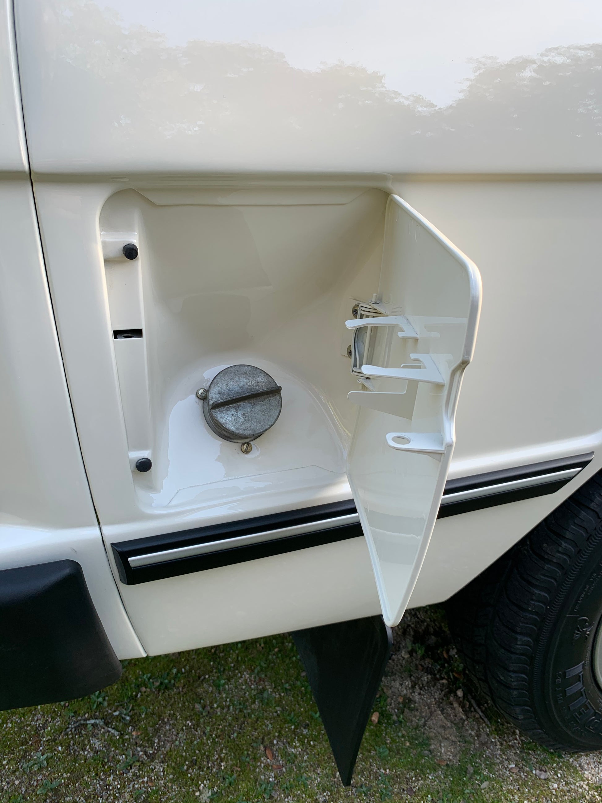 Fuel filler port. 1988 Range Rover Vogue SE.